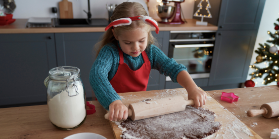 Un enfant fait de la pâtisserie.