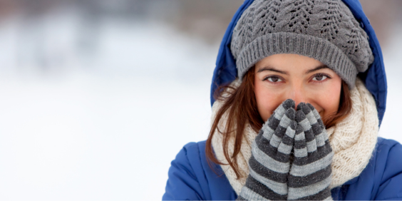 Un portrait de femme dans un paysage hivernal