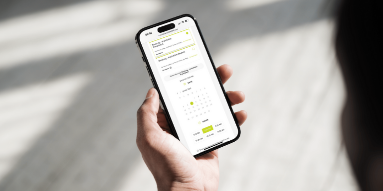 Une personne réserve un rendez-vous sur son smartphone